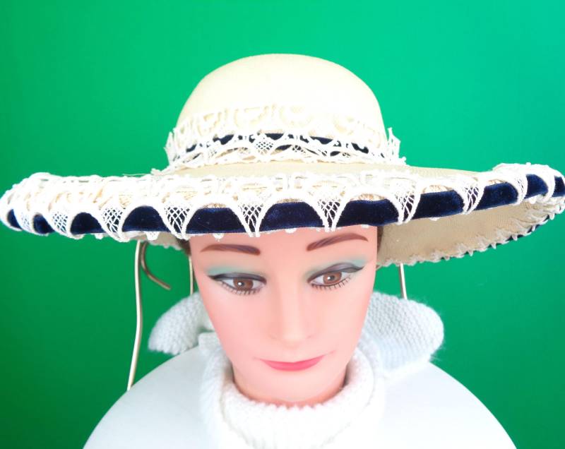 Vintage 1940Er Jahre Maybezogener Sonnenhut Aus Stroh, Elfenbein & Marineblaue Samtspitze von ReminiscingVintage