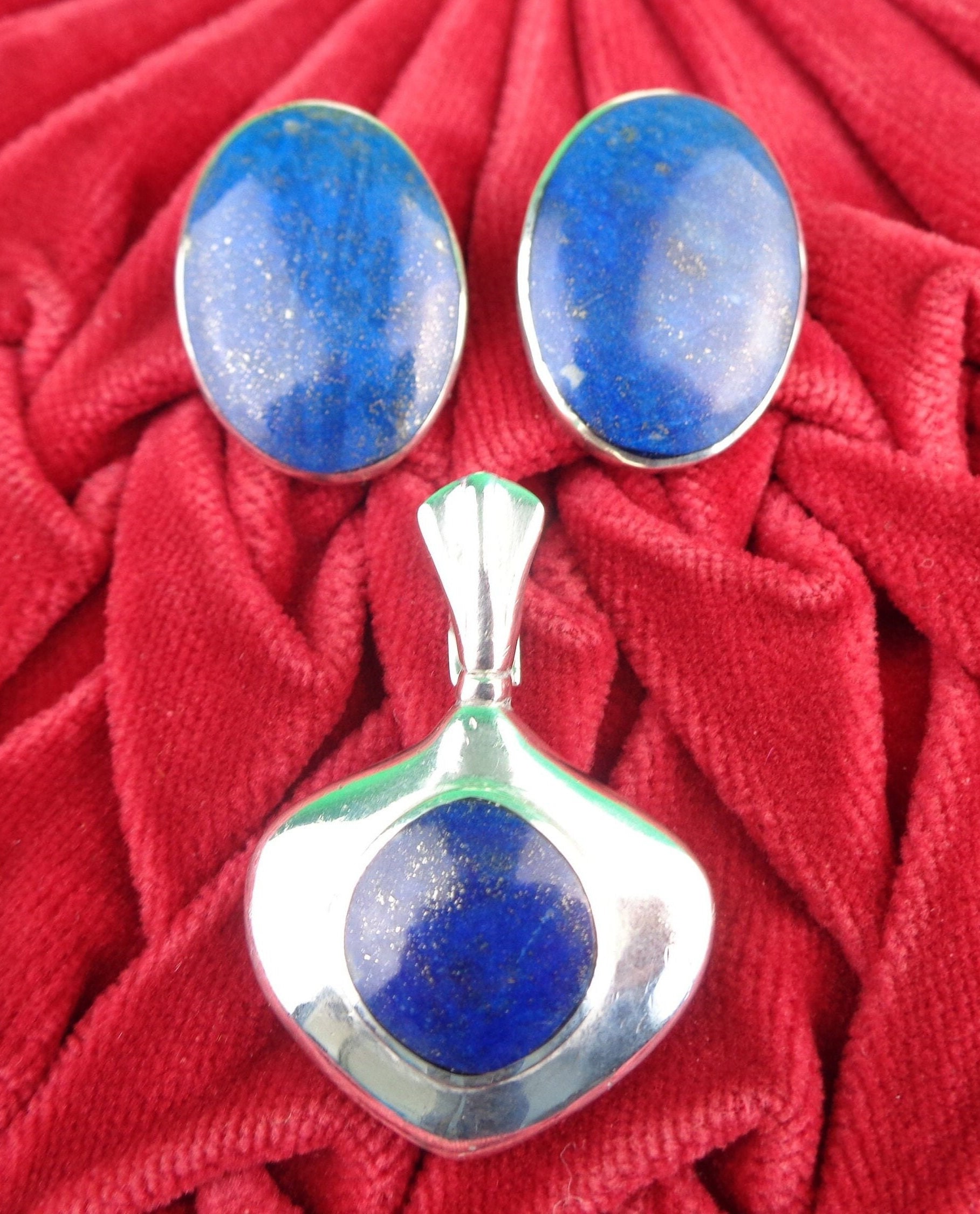 Vintage Lapis Lazuli Schmuck Set Silber Teller Anhänger Und Ohrclips Geschenk Accessoire von ReminiscingVintage