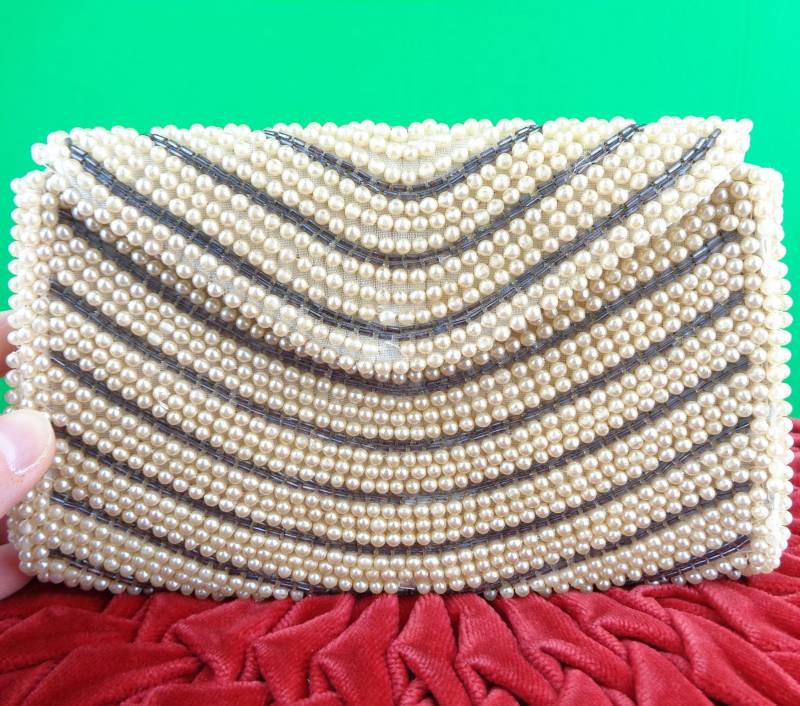 Vintage Retro Accessorie Kleine Geldbörse Handtasche Clutch 40Er 50Er Jahre Mid Century Bead Kunstperle Weiß Grau Flüssiger Satin Hochzeit von ReminiscingVintage