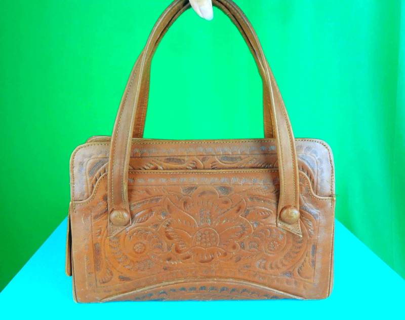 Vintage Punzierte Handtasche 1950Er-60Er Jahre Leder Geldbörse Mid Century Top Handle Flores Western Geschenk Accessoire von ReminiscingVintage