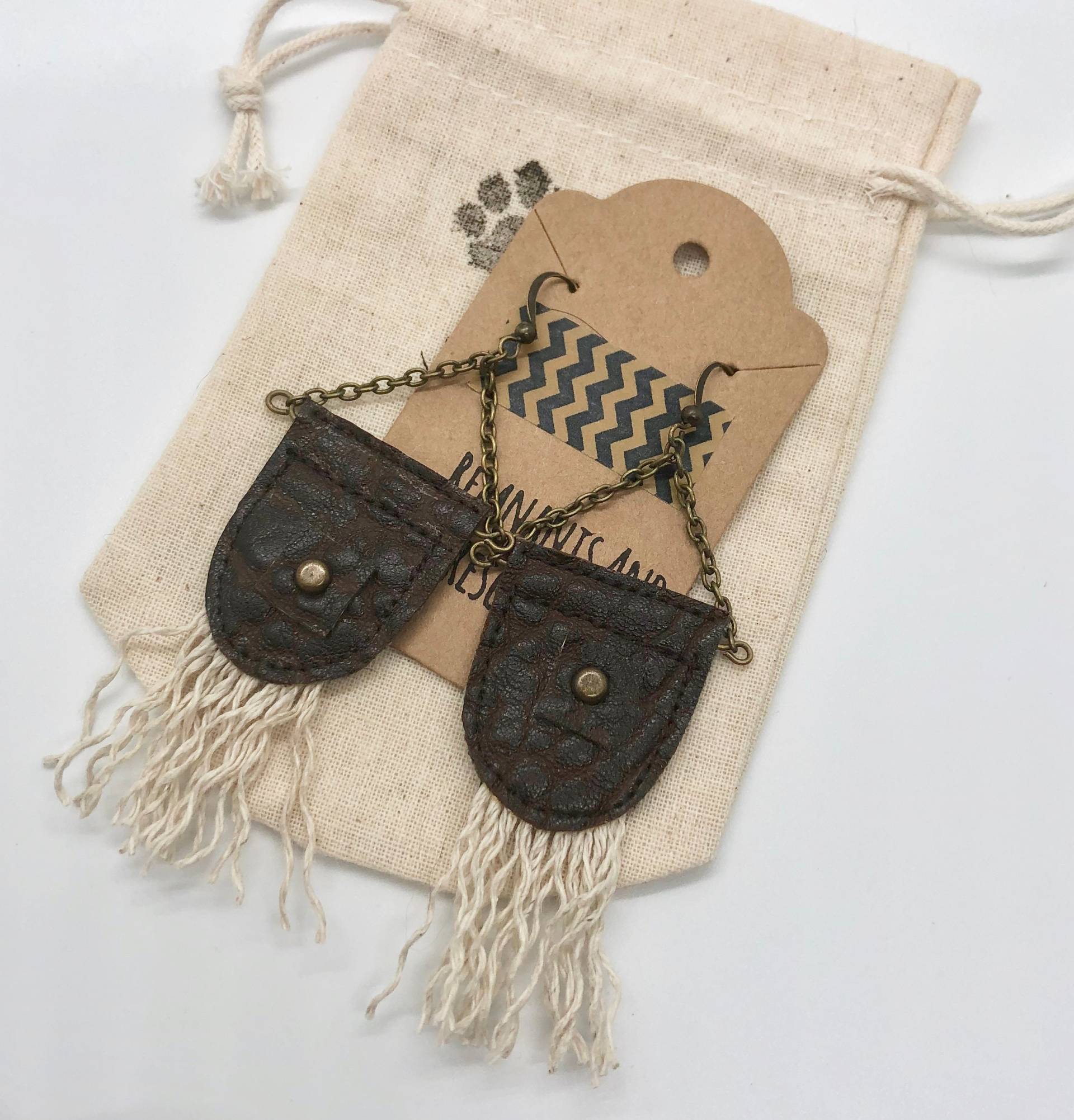 Boho Braune Vegan Ohrringe/Upcycled Braun Kunstleder & Hanf Rest Textile Baumeln Einzigartiges Geschenk Für Sie Boho Braune Vegan Ohrringe/Upcycled Braun Kunstleder & Hanf Rest Textile Baumeln Einzigartiges Geschenk Für Sie von RemnantsAndRescues