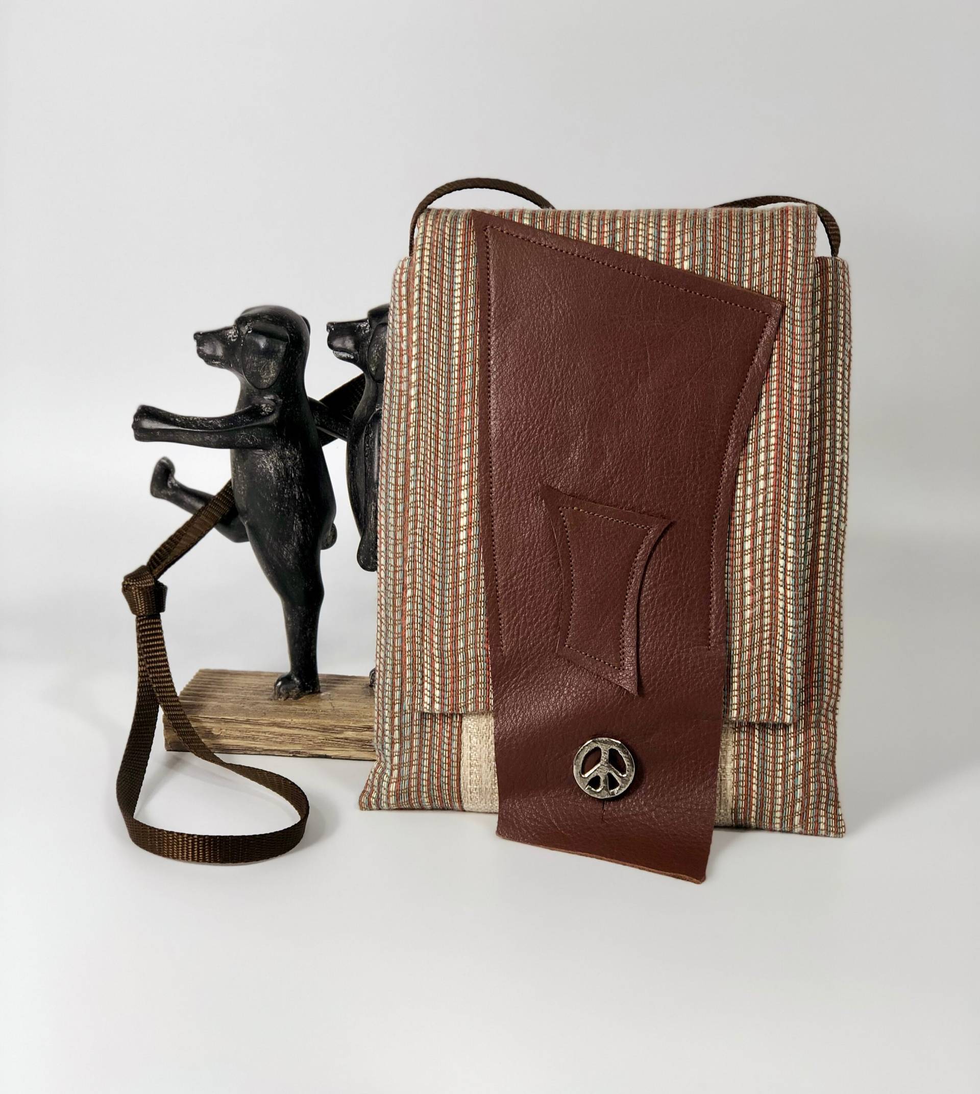 Boho Braunes Leder, Reste Textile Crossbody Bag/ Kleine "Peace" Geldbörse/ Upcycled Leder Hippie Unikat Geschenk Für Sie/ Limitierte Auflage Boho Braunes Leder, Reste Textile Crossbody Bag/ Kleine "Peace" Geldbörse/ Upcycled Leder Hippie Unikat Geschenk Für Sie/ Limitierte Auflage von RemnantsAndRescues