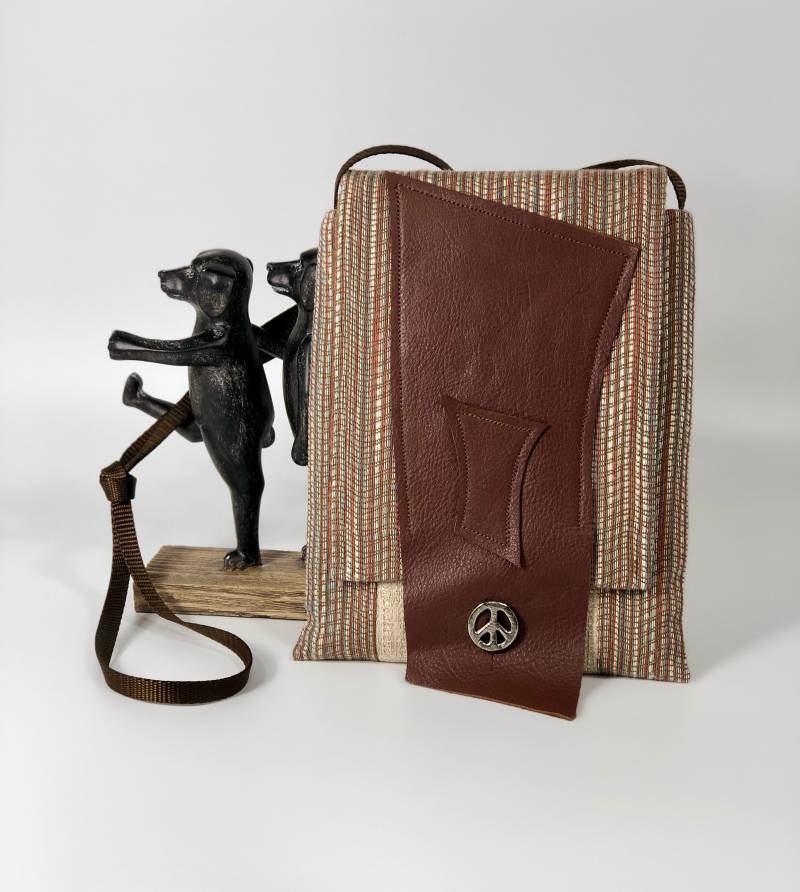 Boho Braunes Leder, Reste Textile Crossbody Bag/ Kleine "Peace" Geldbörse/ Upcycled Leder Hippie Unikat Geschenk Für Sie/ Limitierte Auflage Boho Braunes Leder, Reste Textile Crossbody Bag/ Kleine "Peace" Geldbörse/ Upcycled Leder Hippie Unikat Geschenk Für Sie/ Limitierte Auflage von RemnantsAndRescues