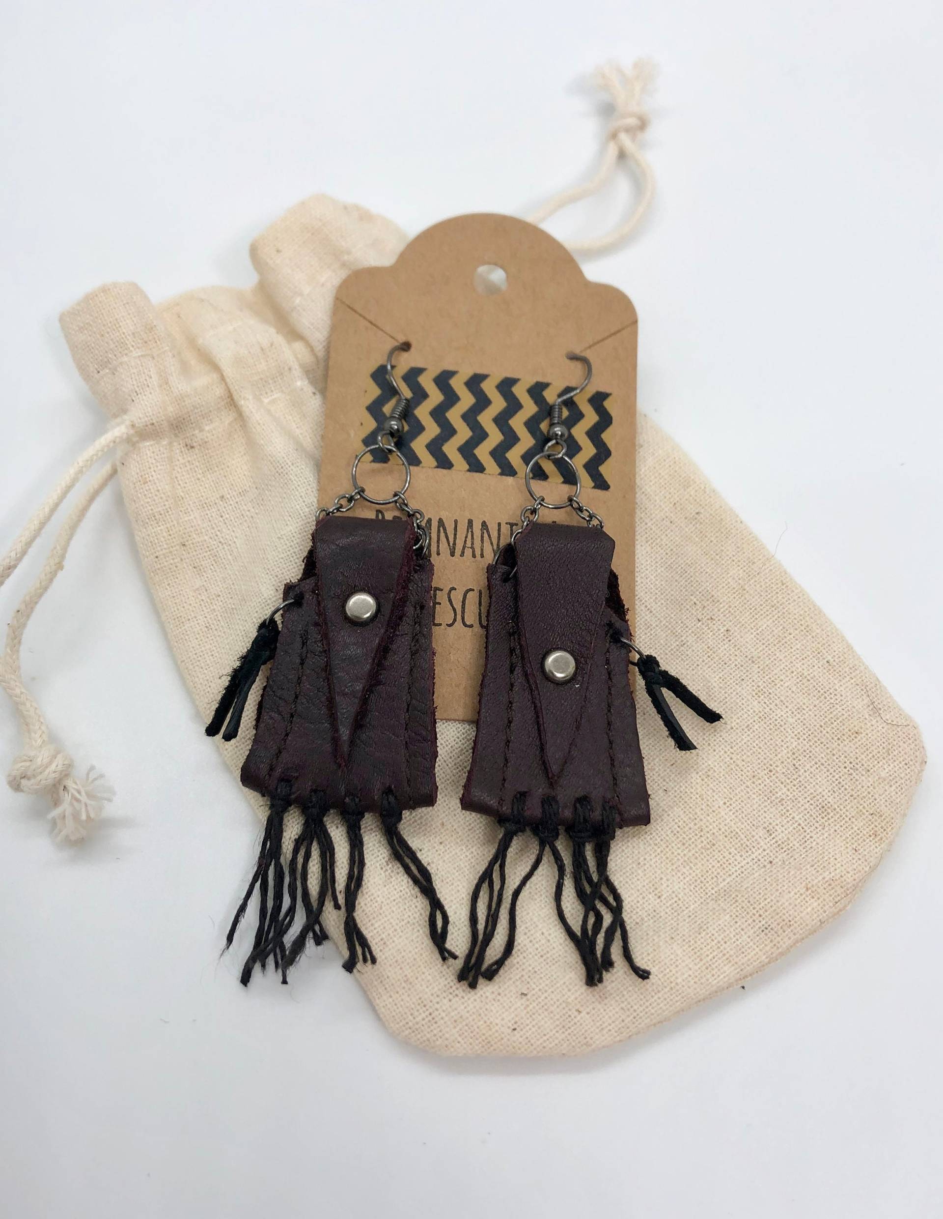 Braune Boho Leder Tropfen Ohrringe/Upcycled Getragenes Ohrringe/ Braunes Schnüren & Hanf Spitze Unikat Geschenk Braune Boho Leder Tropfen Ohrringe/Upcycled Getragenes Ohrringe/ Braunes Schnüren & Hanf Spitze Unikat Geschenk von RemnantsAndRescues