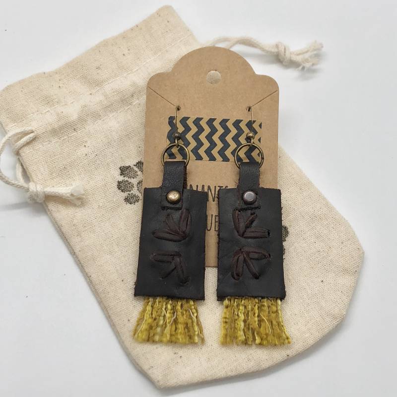 Braune Leder Boho Tropfen Ohrringe/ Upcycled Abgenutztes Handgeknöpfte Einzigartiges Geschenk Für Sie Braune Leder Boho Tropfen Ohrringe/ Upcycled Abgenutztes Handgeknöpfte Einzigartiges Geschenk Für Sie von RemnantsAndRescues