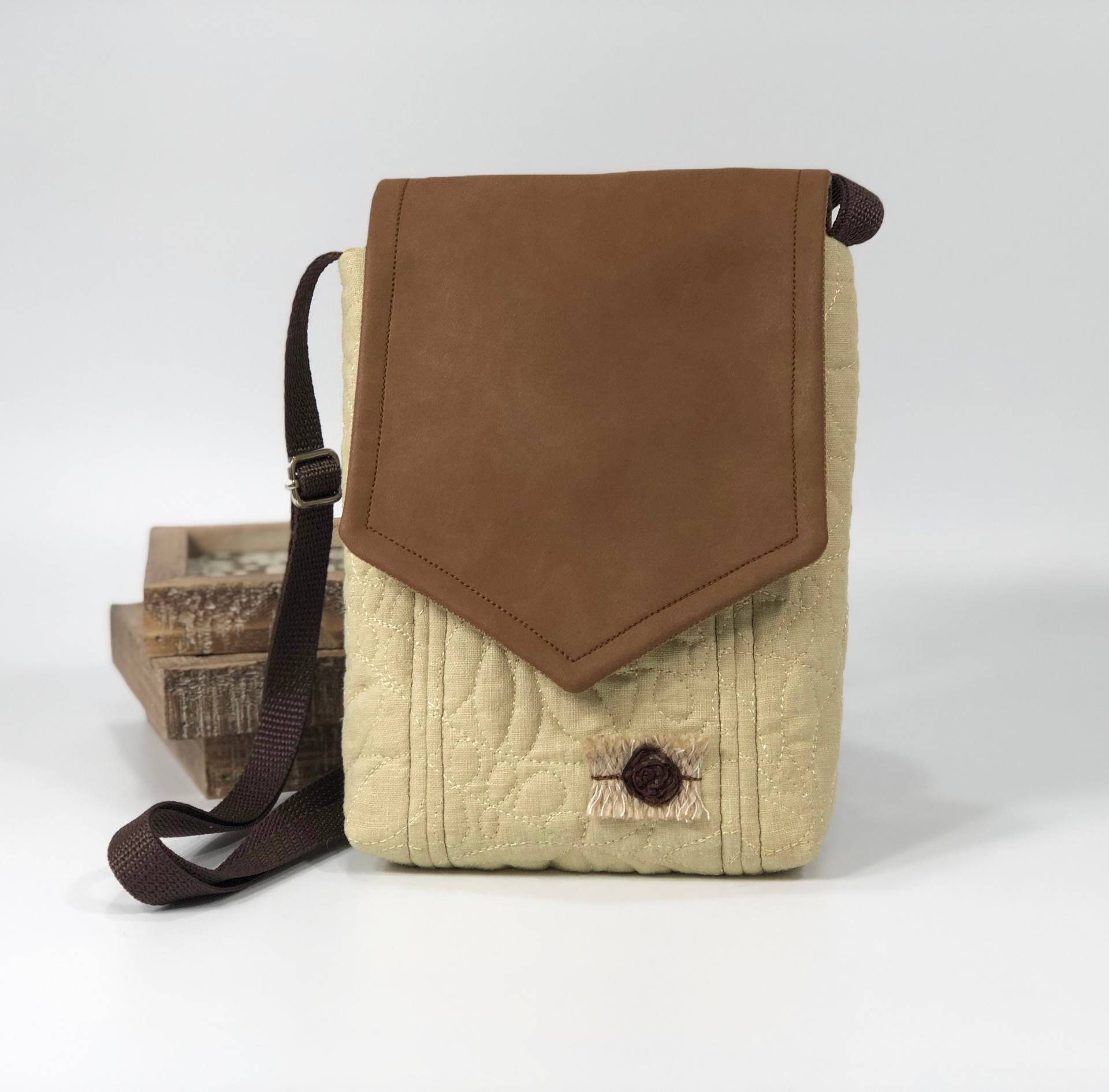 Weiche Gelb Grün Floral, Braun Vegane Boho Crossbody Bag/ Kleiner Quilt Stoffrest, Braune Wildleder Geldbörse/ Unikat Limitierte Auflage Weiche Gelb Grün Floral, Braun Vegane Boho Crossbody Bag/ Kleiner Quilt Stoffrest, Braune Wildleder Geldbörse/ Unikat Limitierte Auflage von RemnantsAndRescues