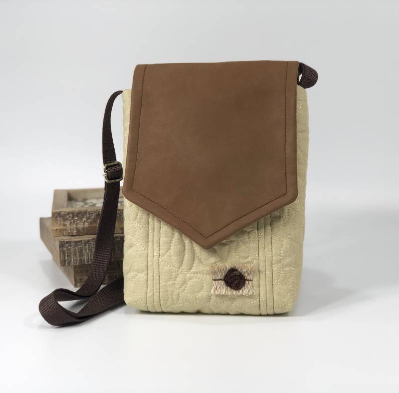 Weiche Gelb Grün Floral, Braun Vegane Boho Crossbody Bag/ Kleiner Quilt Stoffrest, Braune Wildleder Geldbörse/ Unikat Limitierte Auflage Weiche Gelb Grün Floral, Braun Vegane Boho Crossbody Bag/ Kleiner Quilt Stoffrest, Braune Wildleder Geldbörse/ Unikat Limitierte Auflage von RemnantsAndRescues