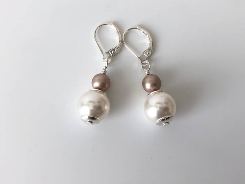 Ohrringe Mit Perlen in Weiß Und Powder Almond Ohrringe Mit Perlen in Weiß Und Powder Almond von RenaPearls