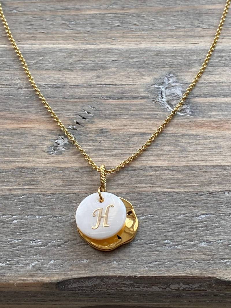 Personalisierte Kette Mit Perlmuttanhänger, 925 Silber Und Edelstahl, Vergoldet Personalisierte Kette Mit Perlmuttanhänger, 925 Silber Und Edelstahl, Vergoldet von RenaPearls