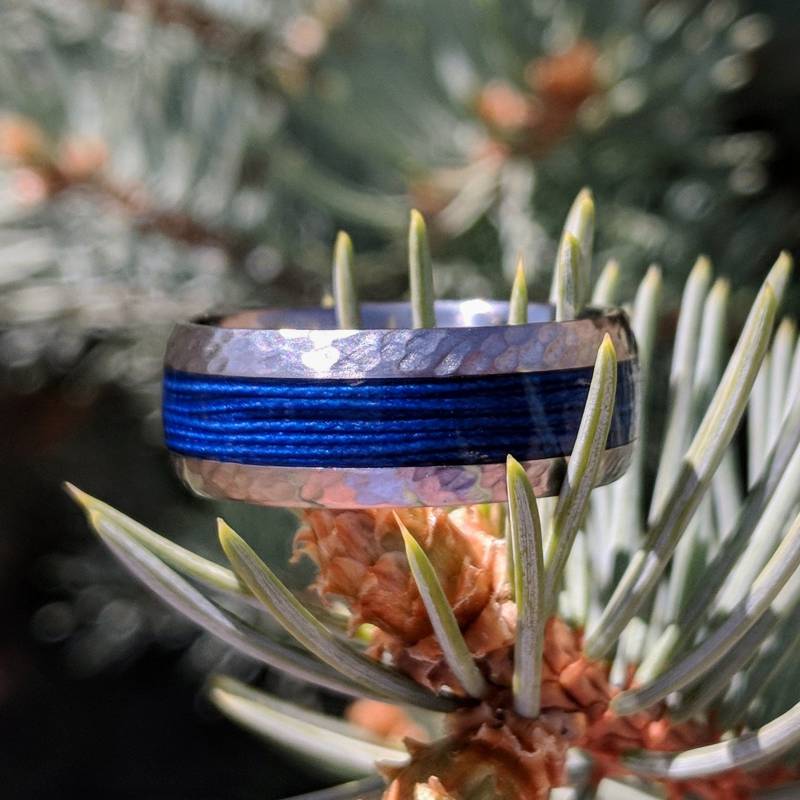 Angeln Ring, Gehämmert Titan Band - 8 Mm Blau Ehering von RenaissanceJewelry