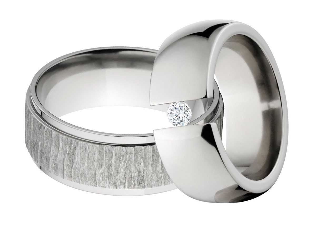 His & Hers Titanring Set Baumrinde & Tension-Set Cz Eheringe von RenaissanceJewelry