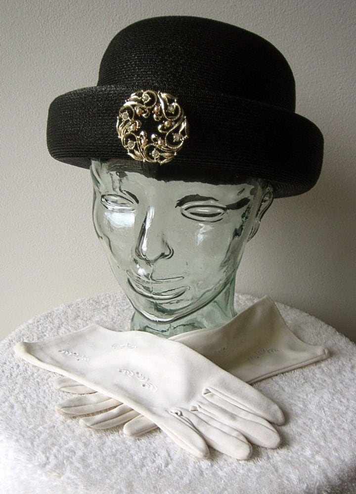Hut Vintage Dress Up Kostüm Retro Cap Pill Box Ära Schwarz Stroh Brosche & Handschuhe Hut Vintage Dress Up Kostüm Retro Cap Pill Box Ära Schwarz Stroh Brosche & Handschuhe von RenaissanceProfessor