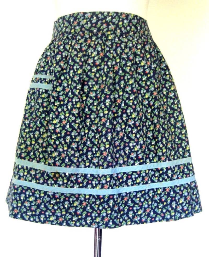 Vintage Blau Chintz Blumen Schürze Voller Rock Küche Schürze von RenaissanceProfessor