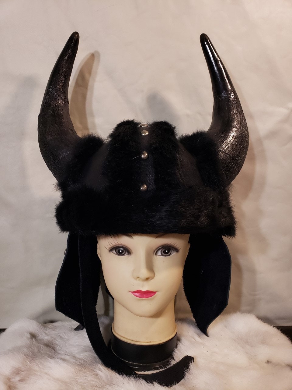 Handgefertigter Gehörnter Wikinger Helm Mit Mjölnir von RenasLeatherShop