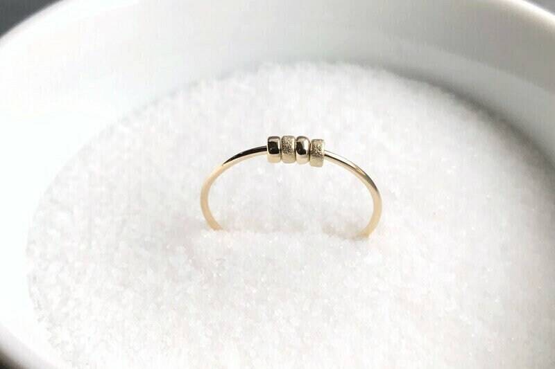 Handgemachter 14K Gold Filled Fidget Ring Frauen Perlenspinner von Renascentstudios