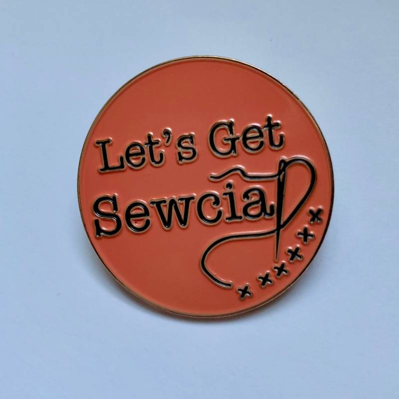 Let's Get Sewcial Emaille Pin Let's Get Sewcial Emaille Pin von ReneCreates