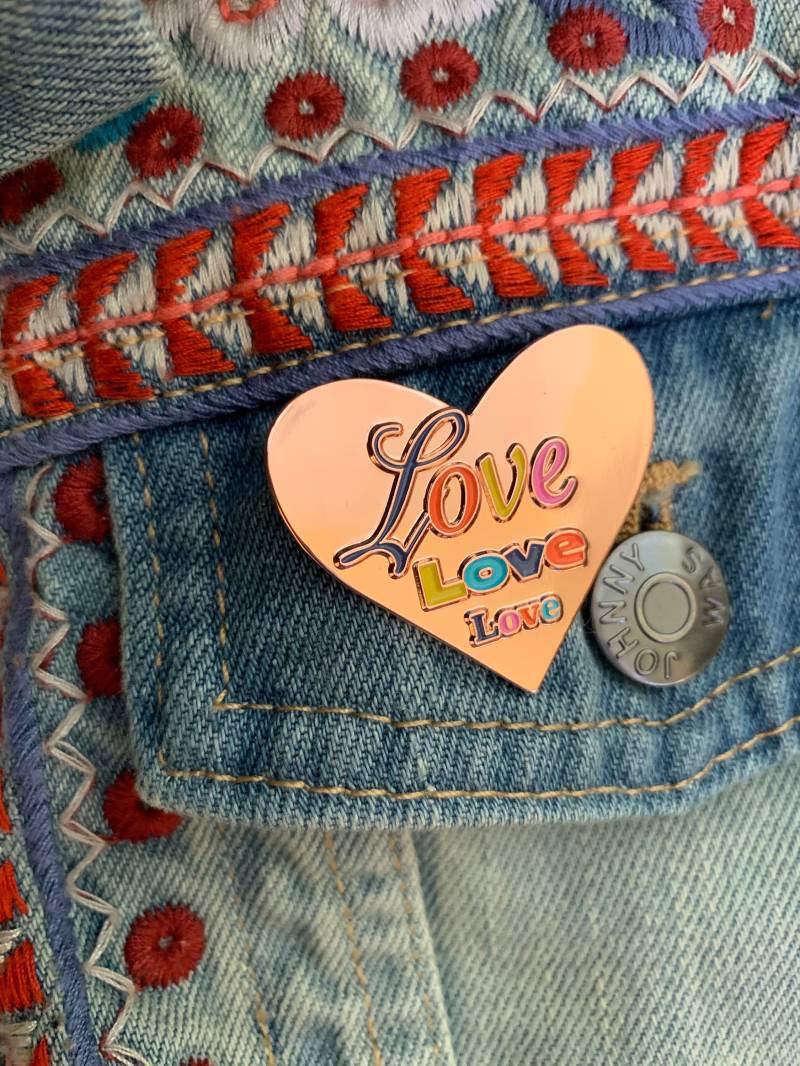 Love Emaille-Pin in Rosegold Love Emaille-Pin in Rosegold von ReneCreates