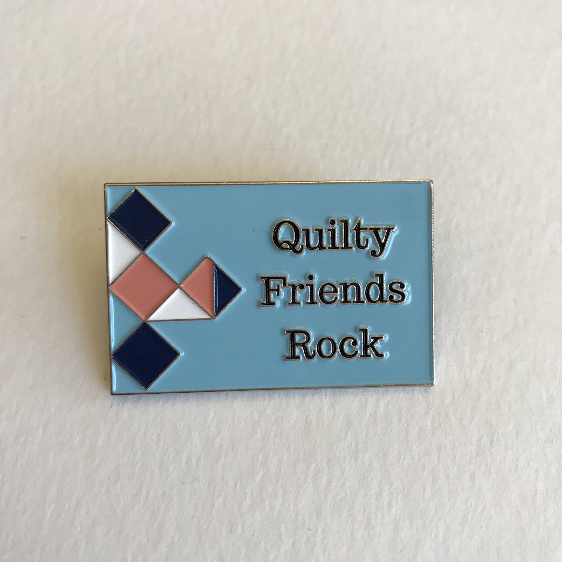 Quilty Friends Rock Emaille Pin Quilty Friends Rock Emaille Pin von ReneCreates