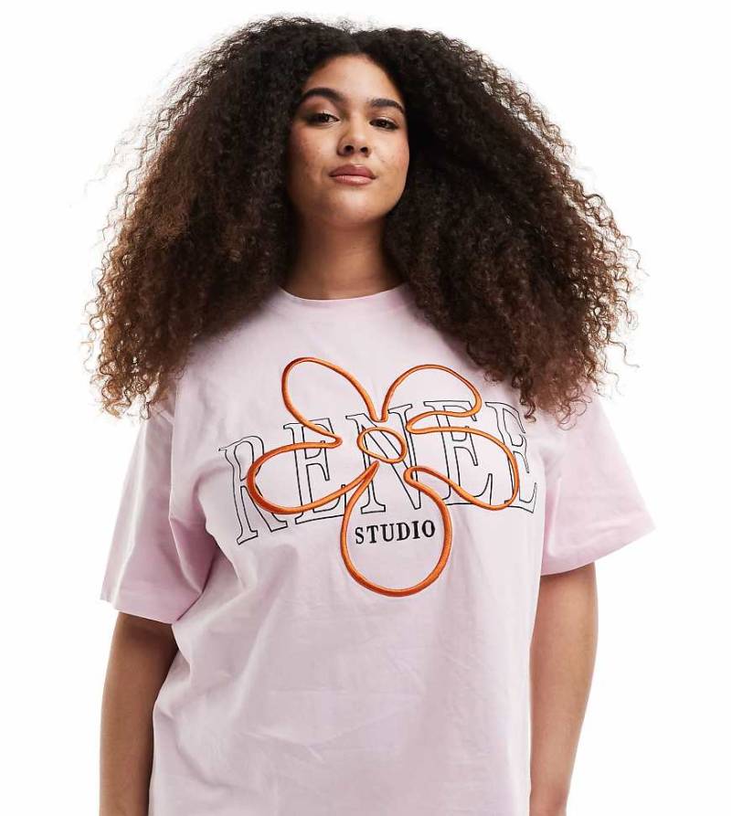 Renee Studio Plus - Exklusives T-Shirt in Rosa mit aufgesticktem Blumenlogo und Rundhalsausschnitt von Renee Studio