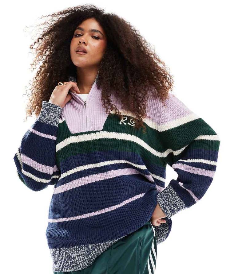 Renée Studio Plus - Exklusiver, gerippter Pullover in Flieder mit mehrfarbigen Streifen, Logostickerei, kurzem Reißverschluss und Stehkragen-Bunt von Renee Studio