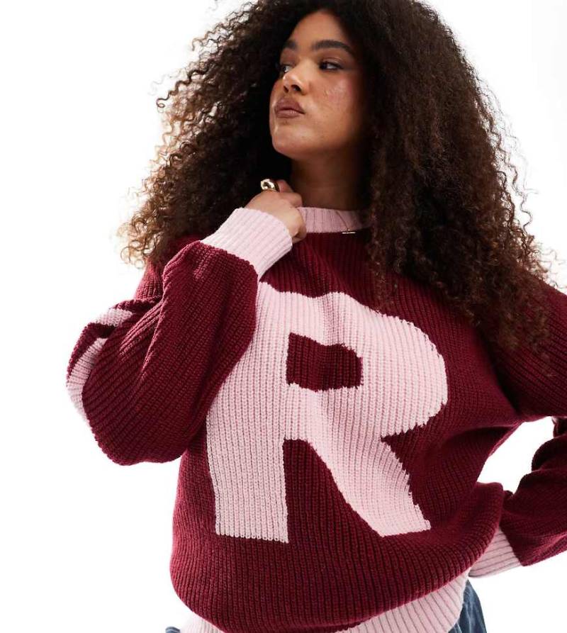 Renée Studio Plus - Exklusiver gerippter College-Pullover in Rosa und Burgunderrot gestreift mit „R"-Logomotiv von Renee Studio