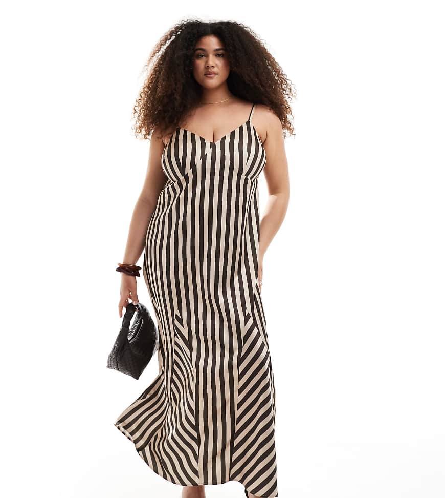 Renée Studio Plus - Exklusiv - Maxikleid aus Satin in gestreiftem Braun mit Riemchenträgern, V-Ausschnitt und Godetfalten von Renee Studio