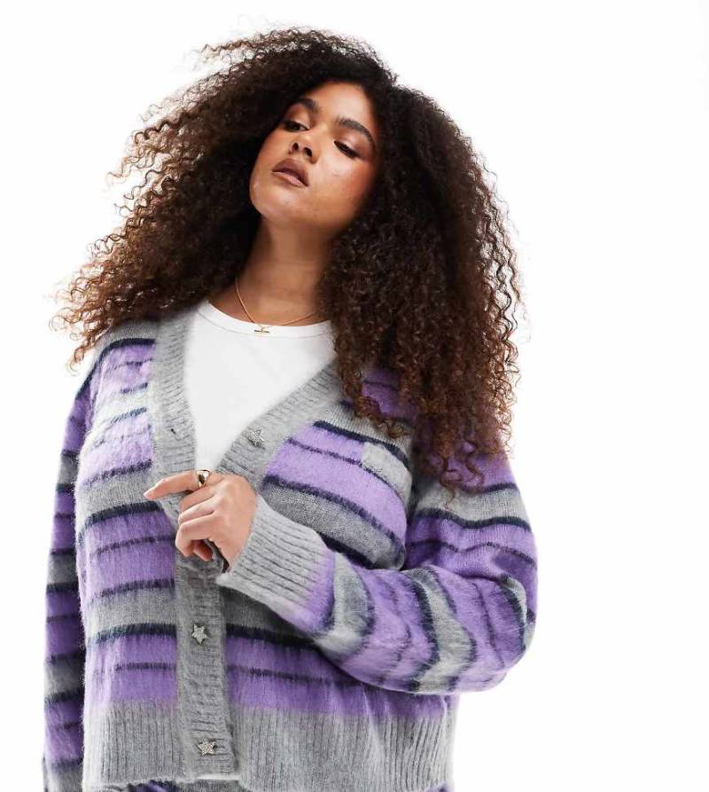 Renée Studio Plus - Exklusive, angeraute Strickjacke in Lila mit Streifen und sternförmigem Knopfdetail mit Strassbesatz, Kombiteil-Bunt von Renee Studio