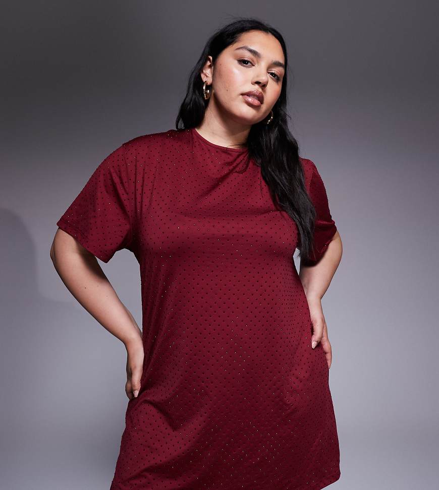 Renée Studio - Kurzes T-Shirt-Kleid in Burgunderrot mit durchgehender Hotfix-Verzierung von Renee Studio