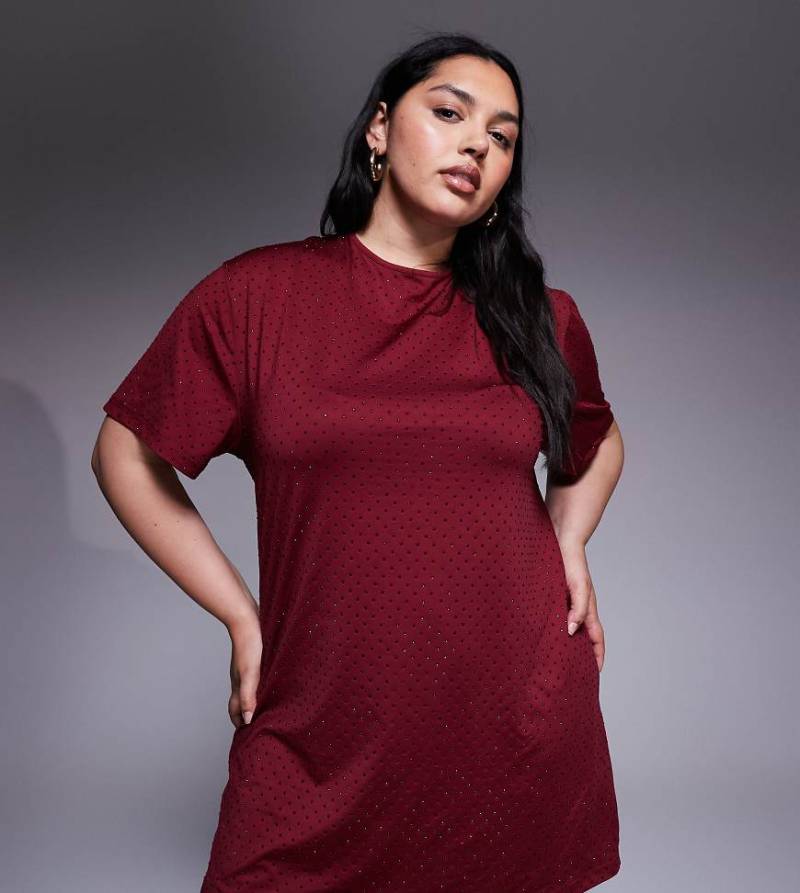 Renée Studio - Kurzes T-Shirt-Kleid in Burgunderrot mit durchgehender Hotfix-Verzierung von Renee Studio