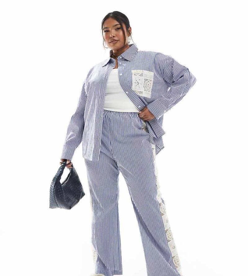 Renée Studio Plus - Exklusiv - Hose in Blau-Weiß mit Streifen, weitem Bein und gehäkeltem Seiten-Einsatz, Kombiteil-Bunt von Renee Studio