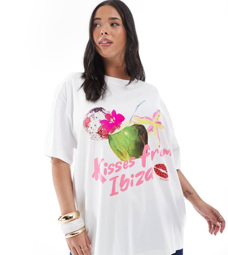 Renee Studio Plus - Exklusiv - T-Shirt in Weiß mit Ibiza-Grafik von Renee Studio