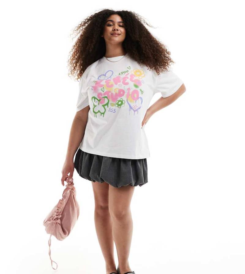 Renée Studio Plus - Exklusiv - T-Shirt in Weiß mit Graffiti-Grafik und Rundhalsausschnitt von Renee Studio