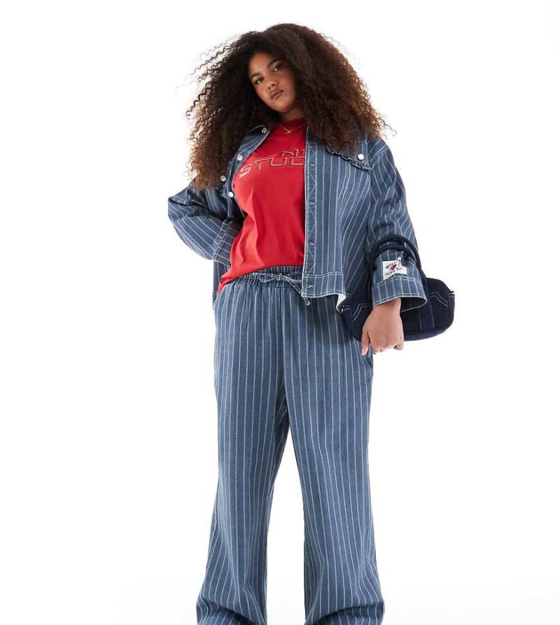 Renée Studio Plus - Exklusive Hose in Blau gestreift mit gerüschtem Taschendetail, weitem Bein und Kordelzug-Bund, Kombiteil-Bunt Renée Studio Plus - Exklusive Hose in Blau gestreift mit gerüschtem Taschendetail, weitem Bein und Kordelzug-Bund, Kombiteil-Bunt von Renee Studio