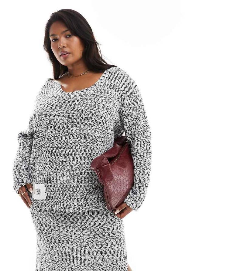 Renee Studio Plus x Holly Wynne - Exklusiver Longline-Strickpullover in meliertem Grau mit asymmetrischem Ausschnitt, Kombiteil von Renee Studio