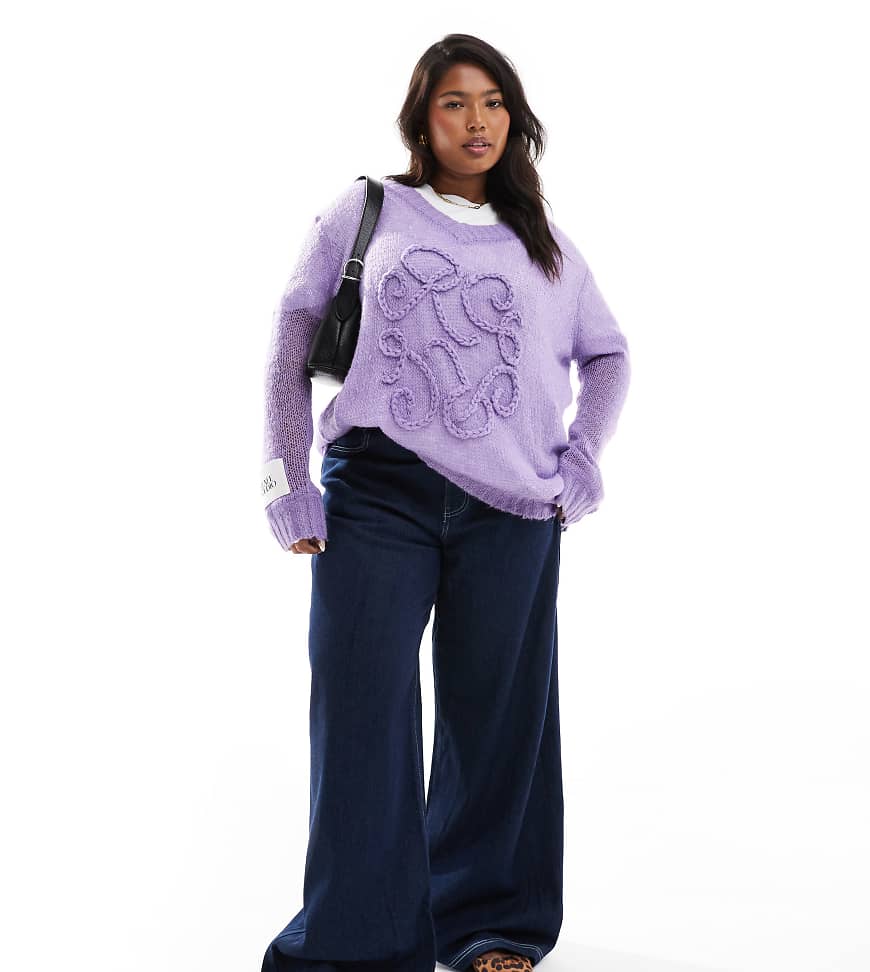 Renee Studio Plus x Holly Wynne - Exklusiver Pullover in Lila mit Logo-Applikation, V-Ausschnitt und weiten Ärmeln von Renee Studio