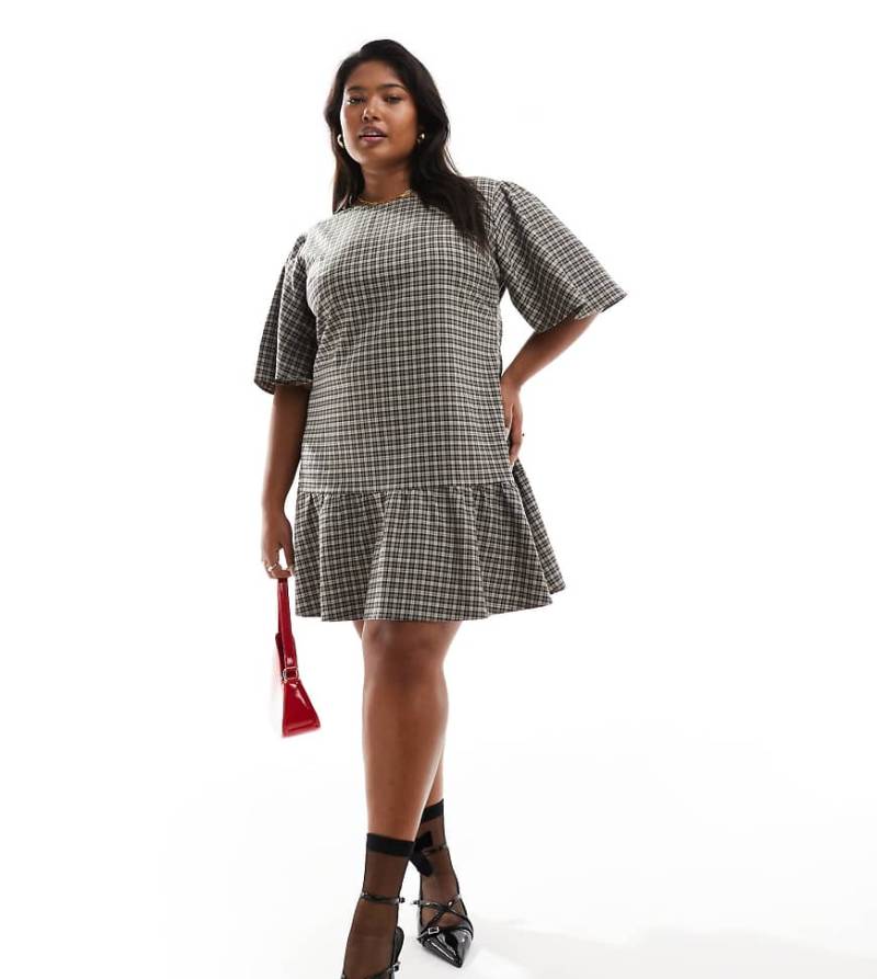 Renee Studio Plus x Holly Wynne - Exklusives Minikleid in Braun kariert mit Puffärmeln und asymmetrischem Saum von Renee Studio