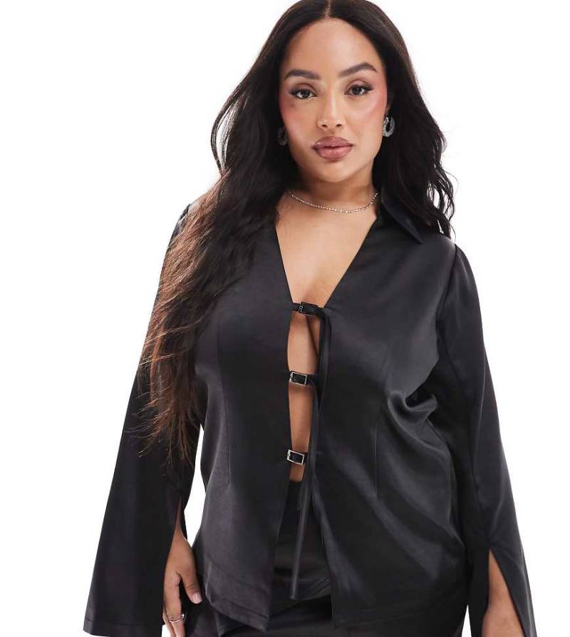Renee Studio Plus x Michelle Nayla - Exklusive Satin-Hemdbluse in Schwarz mit Schnallendetail vorne und weit geschnittenen Ärmeln, Kombiteil Renee Studio Plus x Michelle Nayla - Exklusive Satin-Hemdbluse in Schwarz mit Schnallendetail vorne und weit geschnittenen Ärmeln, Kombiteil von Renee Studio