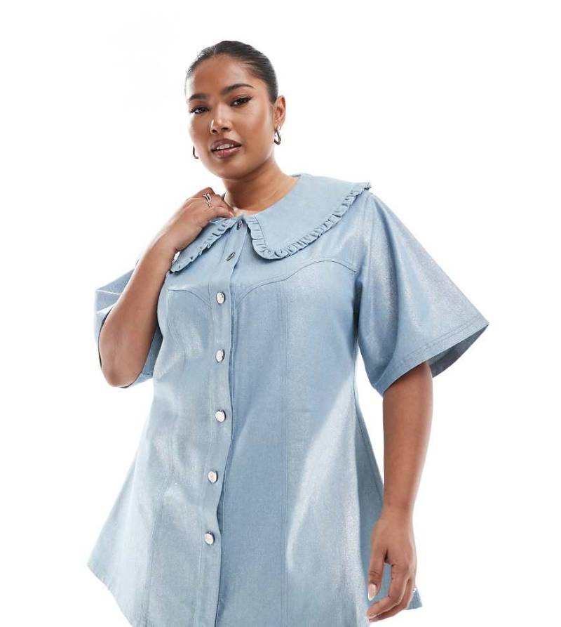 Renee Studio Plus x Michelle Nayla - Exklusives Mini-Jeanskleid in Metallic-Hellblau mit übergroßem Rüschen-Kragendetail von Renee Studio