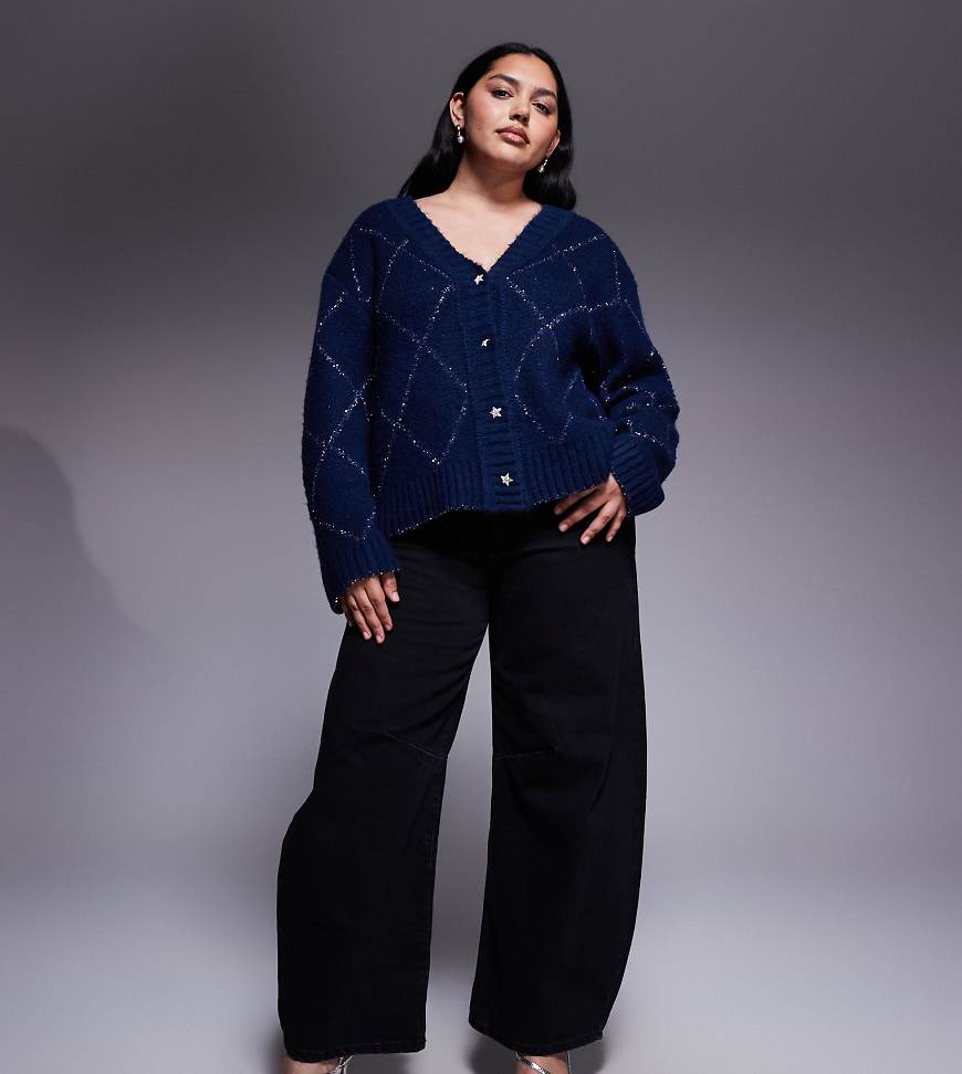 Renée Studio - Strickjacke in Blau mit Glitzer-Rautenmuster-Grau Renée Studio - Strickjacke in Blau mit Glitzer-Rautenmuster-Grau von Renee Studio