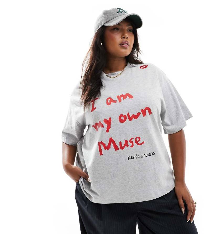 Renee Studio Plus x Holly Wynne - Exklusives T-Shirt in Grau mit „I am my own Muse"-Schriftzug von Renee Studio