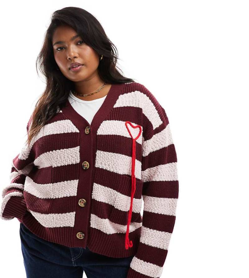 Renee Studio Plus x Holly Wynne - Exklusive, strukturierte Longline-Strickjacke mit burgunderroten Streifen und Herzapplikation von Renee Studio