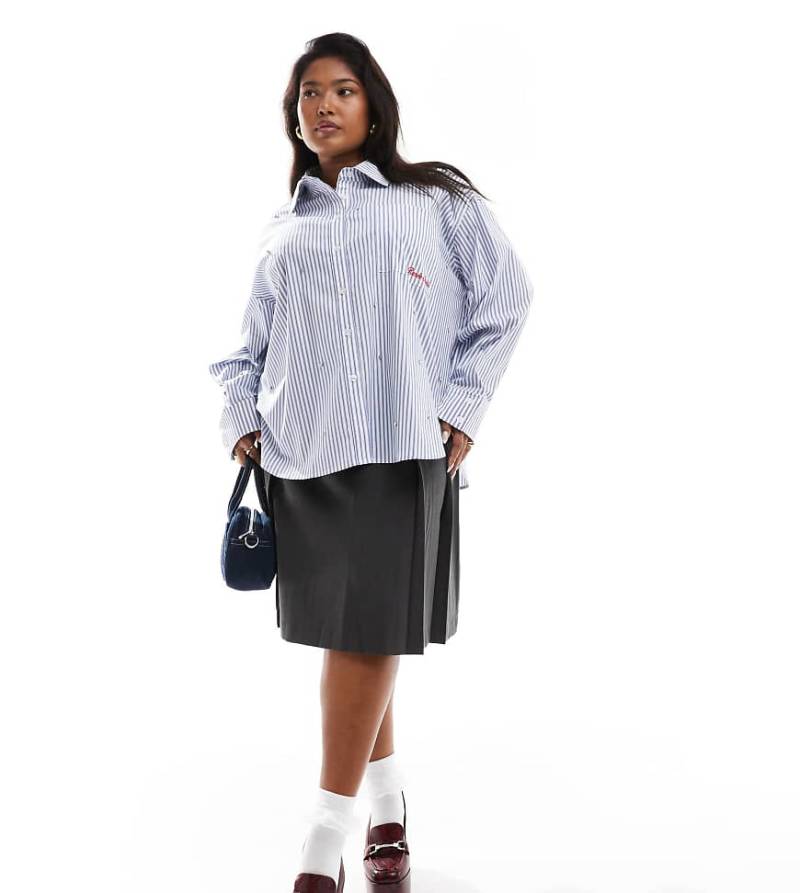 Renee Studio Plus x Holly Wynne - Exklusives Oversize-Hemd in gestreiftem Blau mit Logo-Stickerei und Kristallverzierung-Bunt von Renee Studio