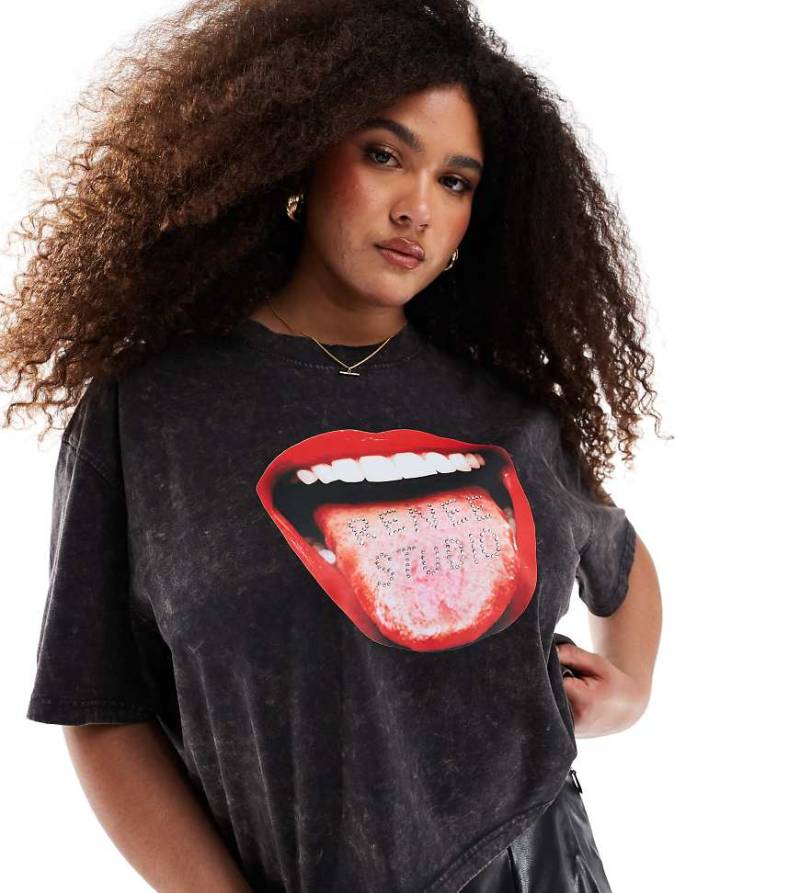 Renee Studio Plus x Michelle Nayla - Exklusives T-Shirt in grauer Acid-Waschung mit strassverziertem Mund-Motiv von Renee Studio