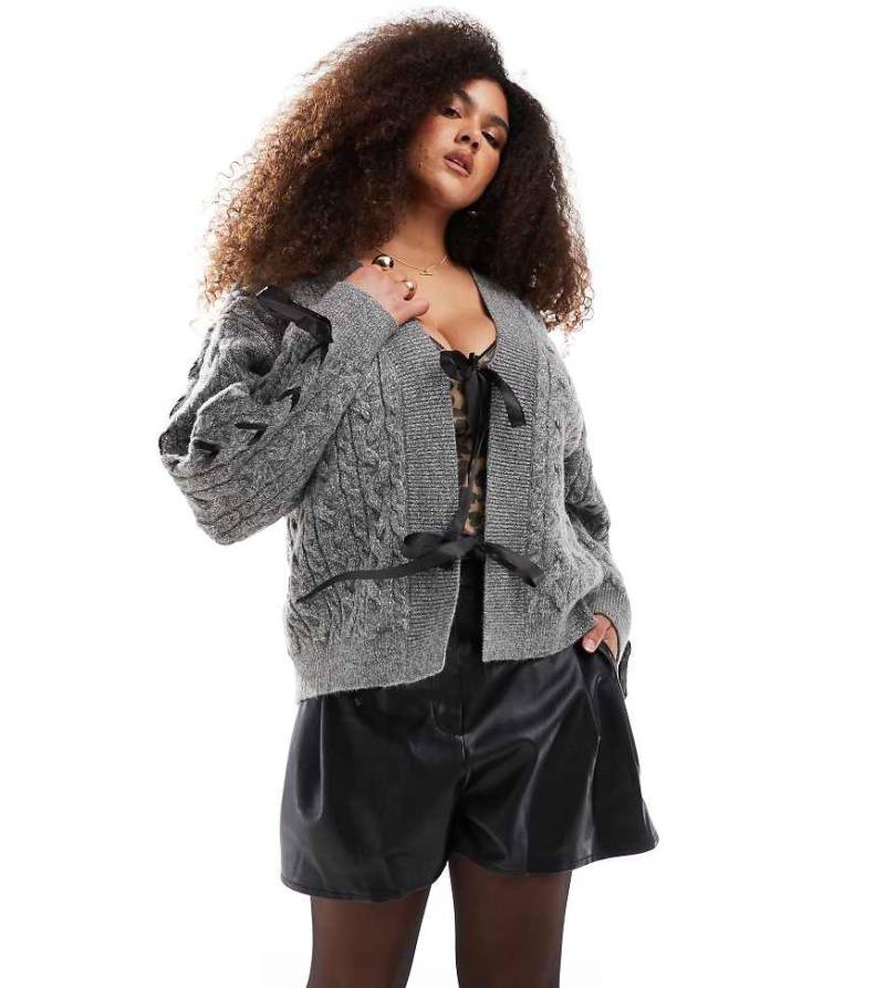 Renee Studio Plus x Michelle Nayla - Exklusive Strickjacke in Grau mit Zopfmuster und Bandschleife von Renee Studio