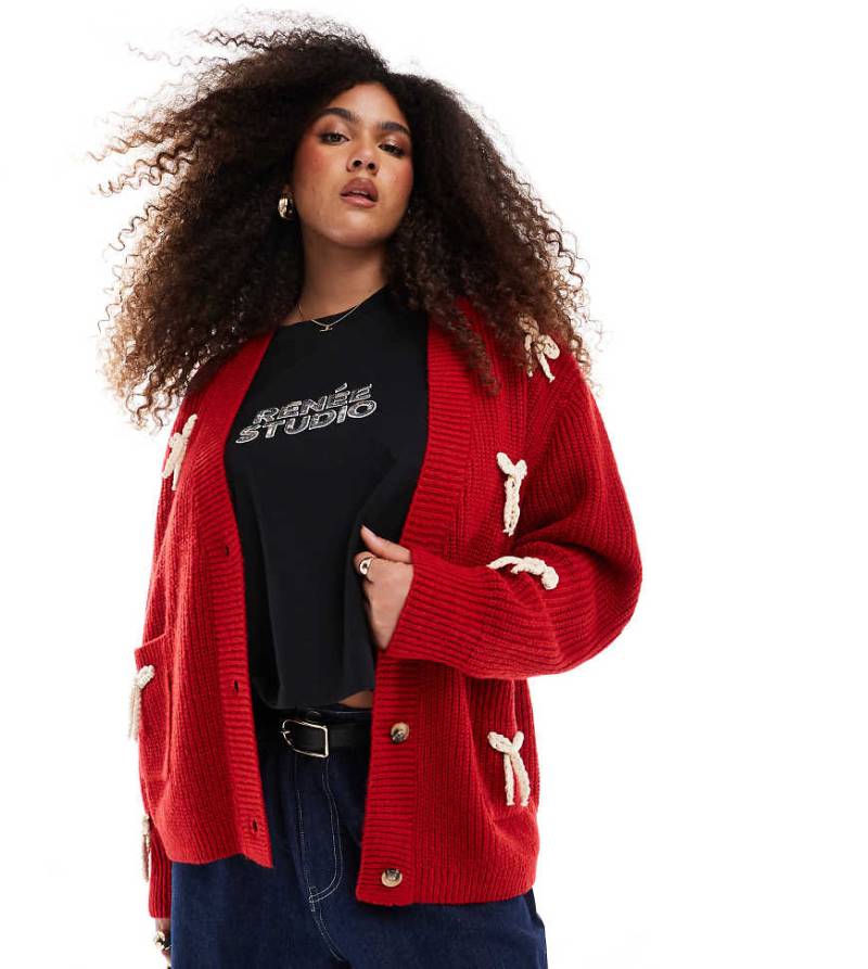Renee Studio Plus x Michelle Nayla - Exklusive flauschige Strickjacke in Rot mit Zierschleife und Taschen von Renee Studio