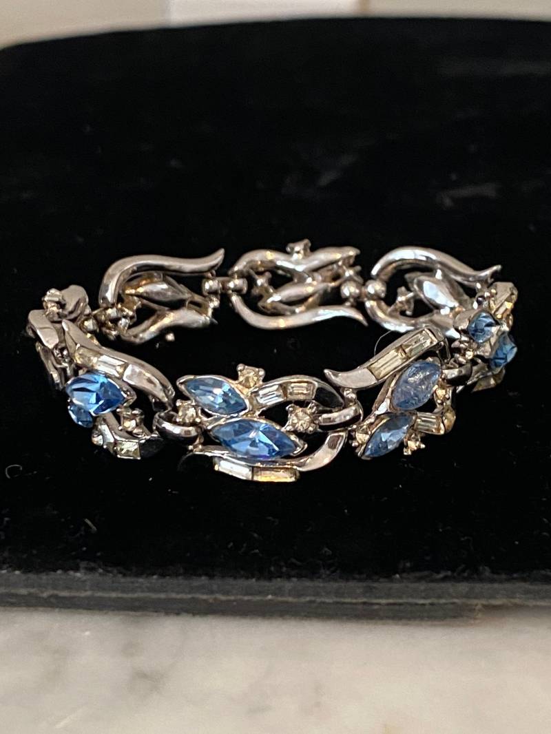 Crown Trifari Armband Signiert C Frühen 1950Er Jahren - Ausgezeichneter Zustand Silvertone Mit Wunderschönen Blauen Navetten 7 Zoll von ReneeSparkles