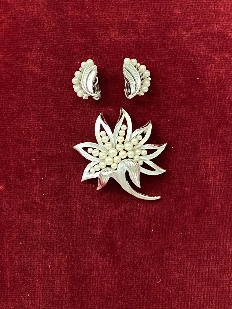 Crown Trifari Set Kunstperlen Brosche Ohrclips 1960Er Jahre Silberton Hervorragender Zustand von ReneeSparkles
