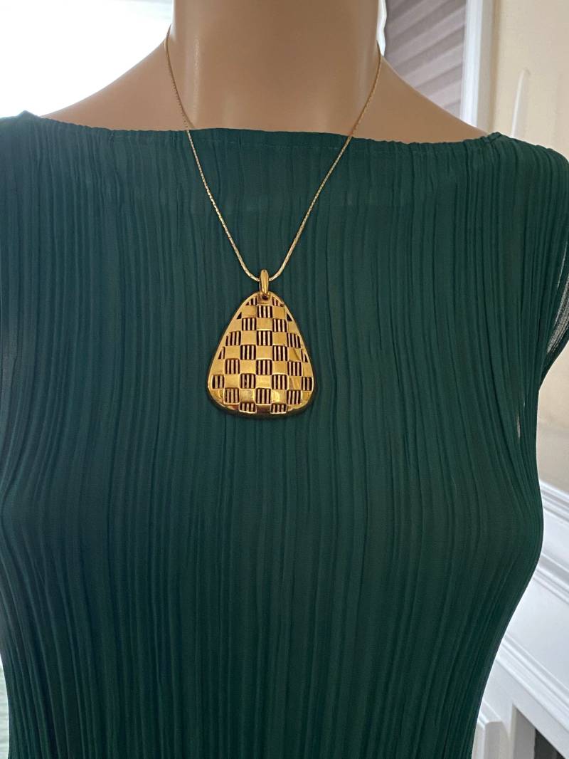Krone Trifari Anhänger Halskette C. 1968 Signiert Mit Neuerer Signierter Kette - Exzellenter Zustand Modernist Goldtone Abstrakt von ReneeSparkles
