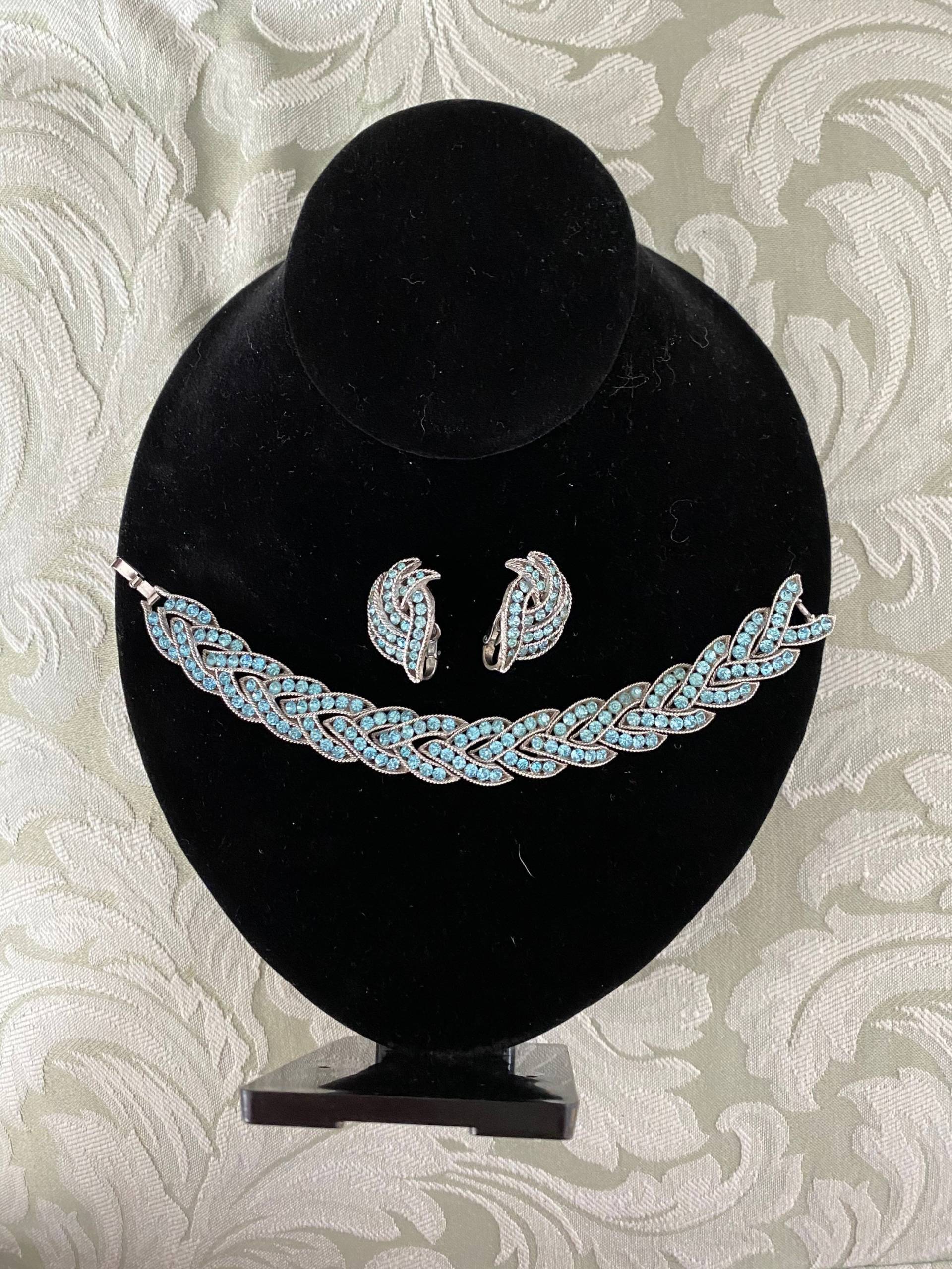 Krone Trifari Set Armband Und Ohrringe C. 1963 Cavalcade Sky Blue Demi Parure Seltener Fund Krone Trifari Set Armband Und Ohrringe C. 1963 Cavalcade Sky Blue Demi Parure Seltener Fund von ReneeSparkles