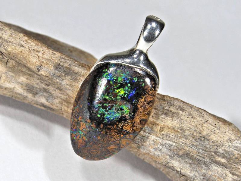 Boulder Opal Anhänger - Neon Blau Grün Handgefertigte Sterlingsilber Fassung Opalanhänger Queensland Boulder Opal Anhänger - Neon Blau Grün Handgefertigte Sterlingsilber Fassung Opalanhänger Queensland von ReniJaniDesign